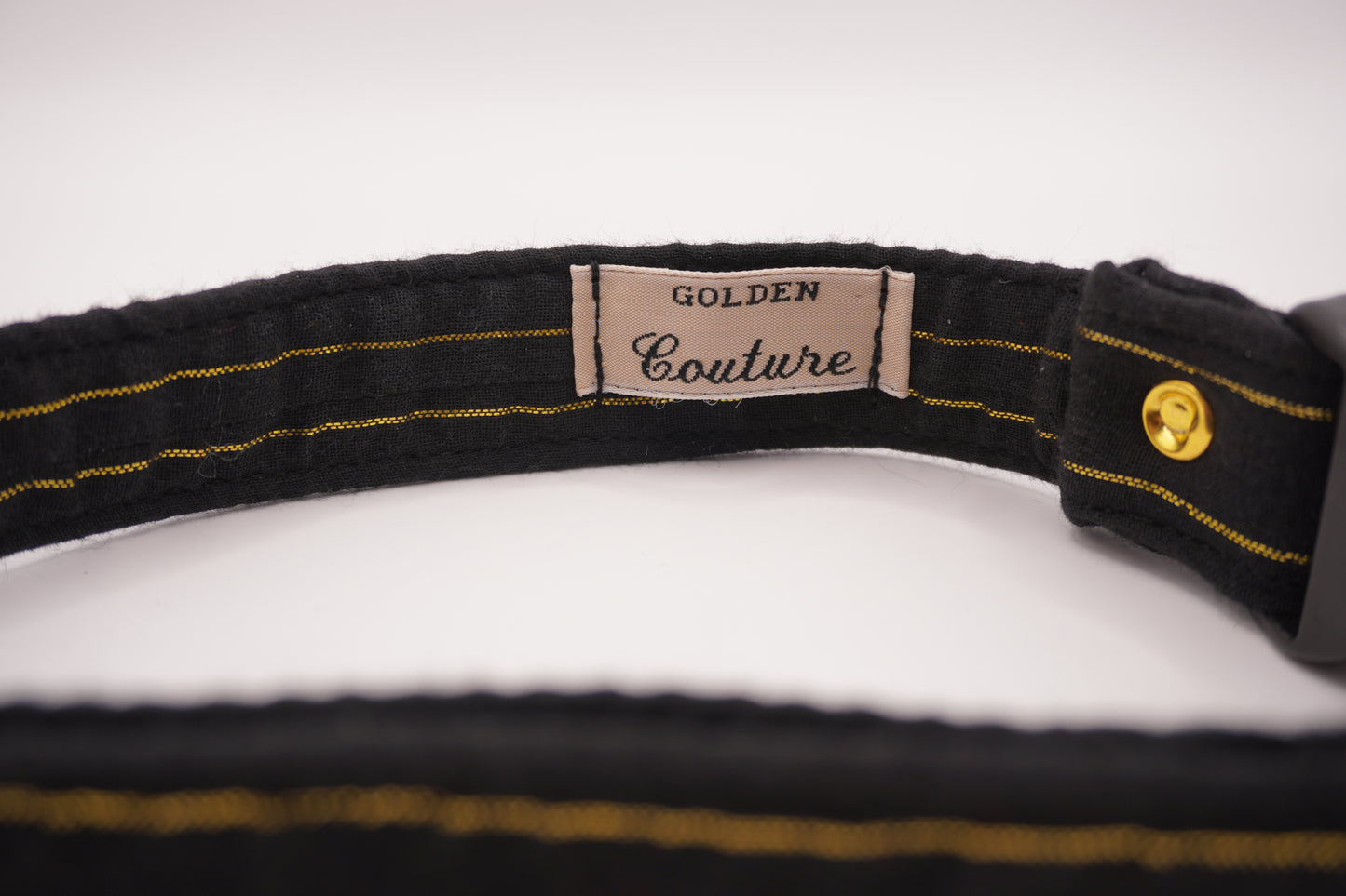 Collier noir à lignes dorées