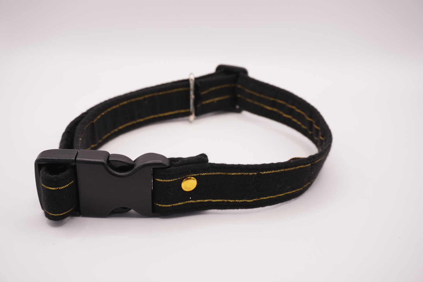 Collier noir à lignes dorées