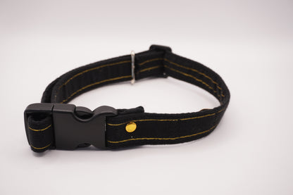 Collier noir à lignes dorées