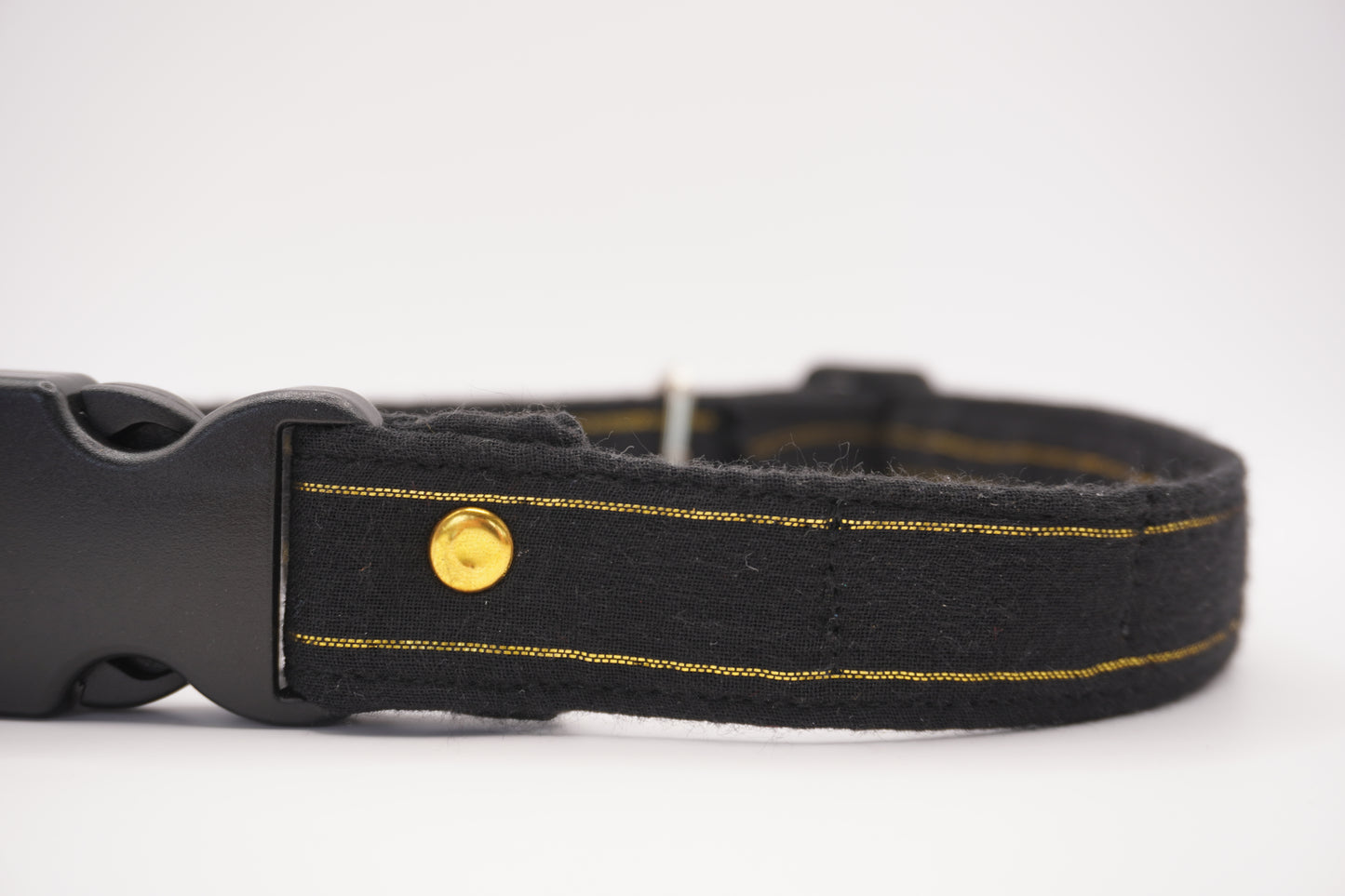 Collier noir à lignes dorées